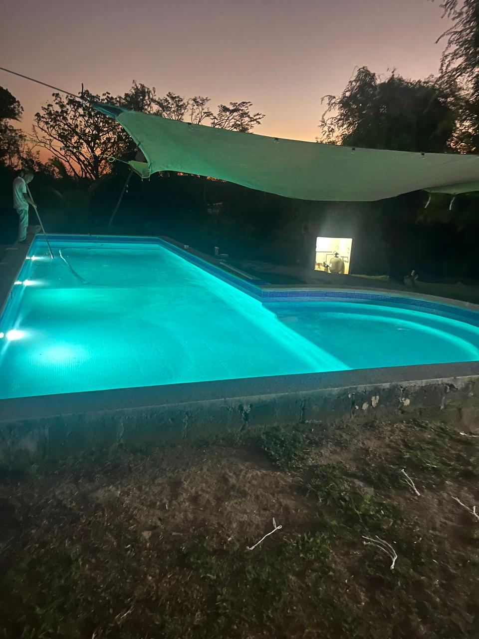 Alberca turquesa iluminada de noche