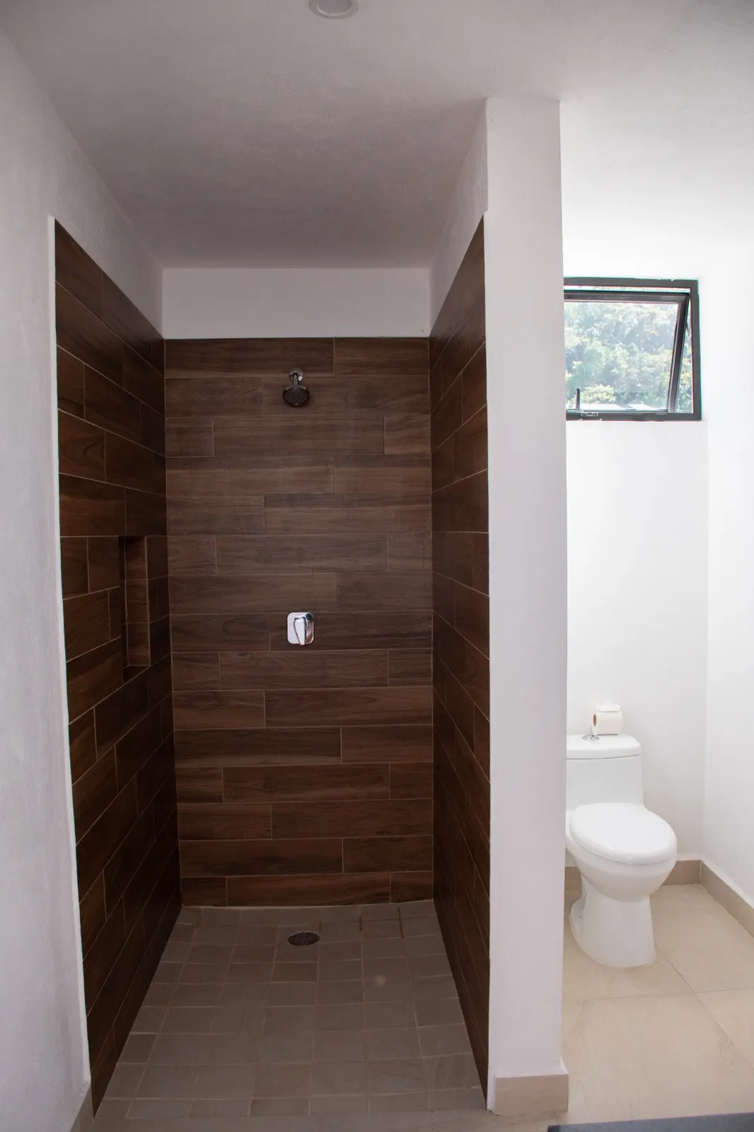 Regadera con muro de porcelanato tipo madera