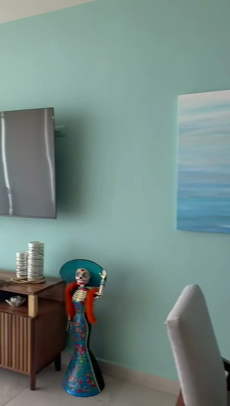 Comedor con muro turquesa y decoración mexicana