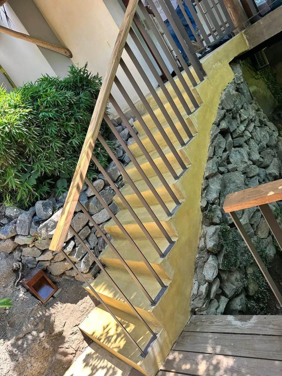 Escalera en obra con el barandal recién colocado