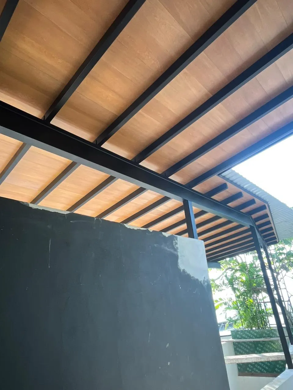 Detalle de vigas de acero y plafón de madera