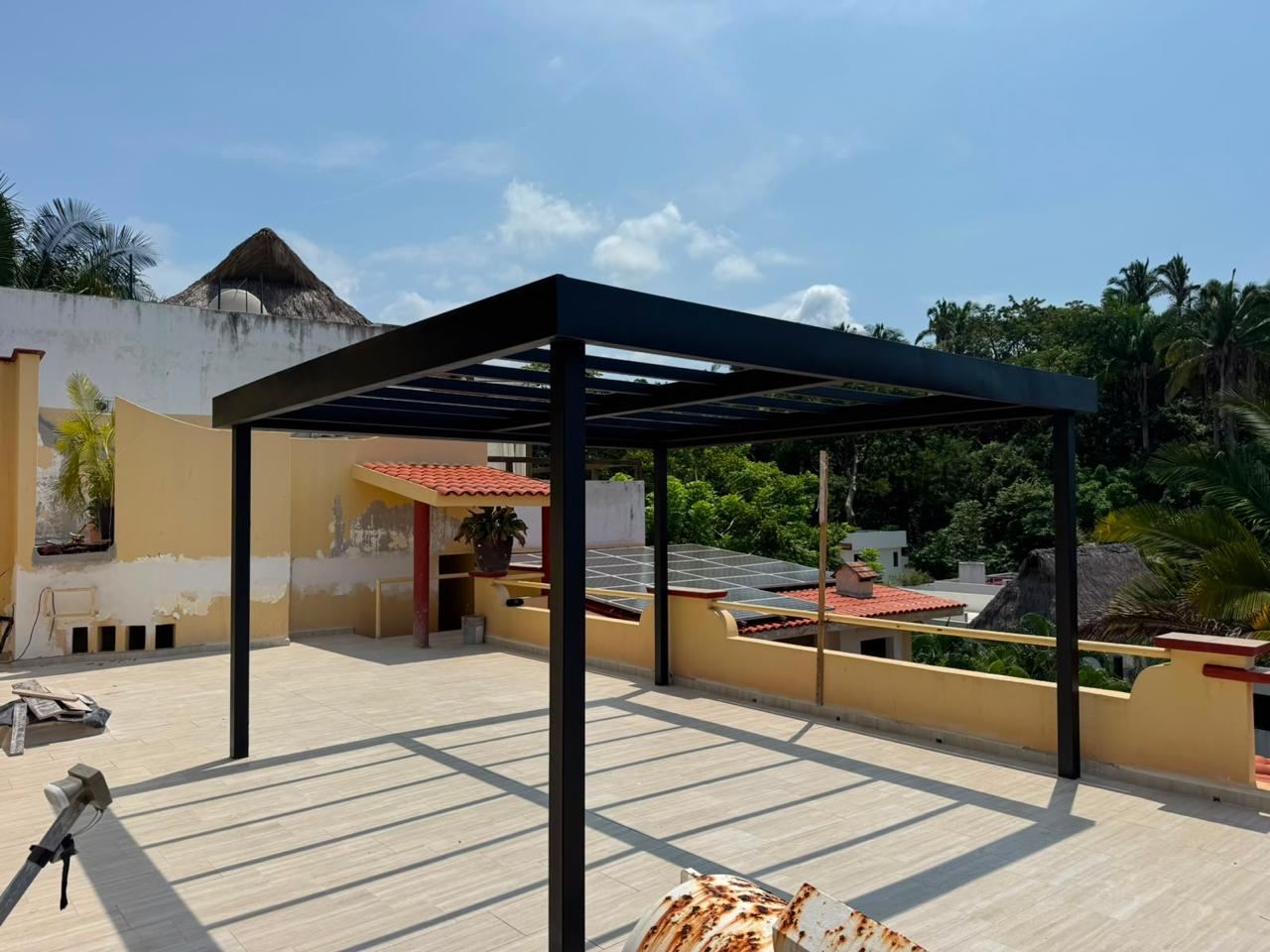 Pérgola de acero negro en una terraza