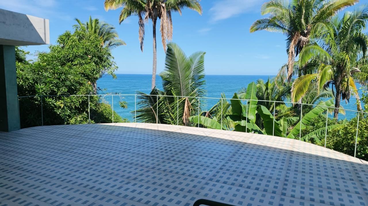 Terraza con barandal de cable frente al mar