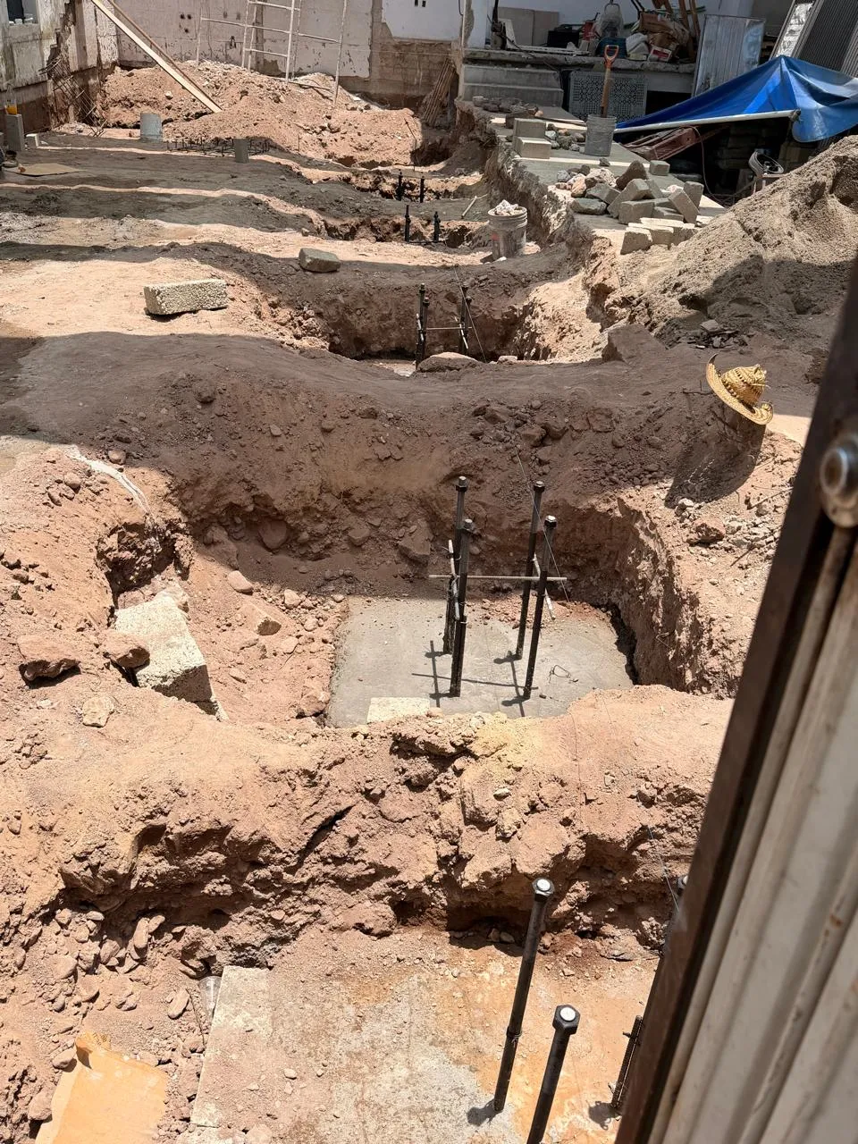 Zapatas excavadas con anclas de varilla listas para colar